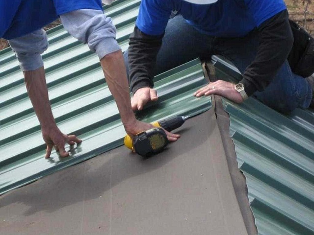 Правила монтажа профнастила на крышу